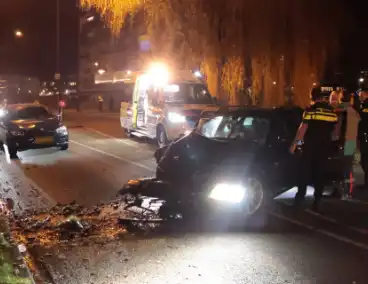 Bestuurder gewond na ongeval met auto tegen boom