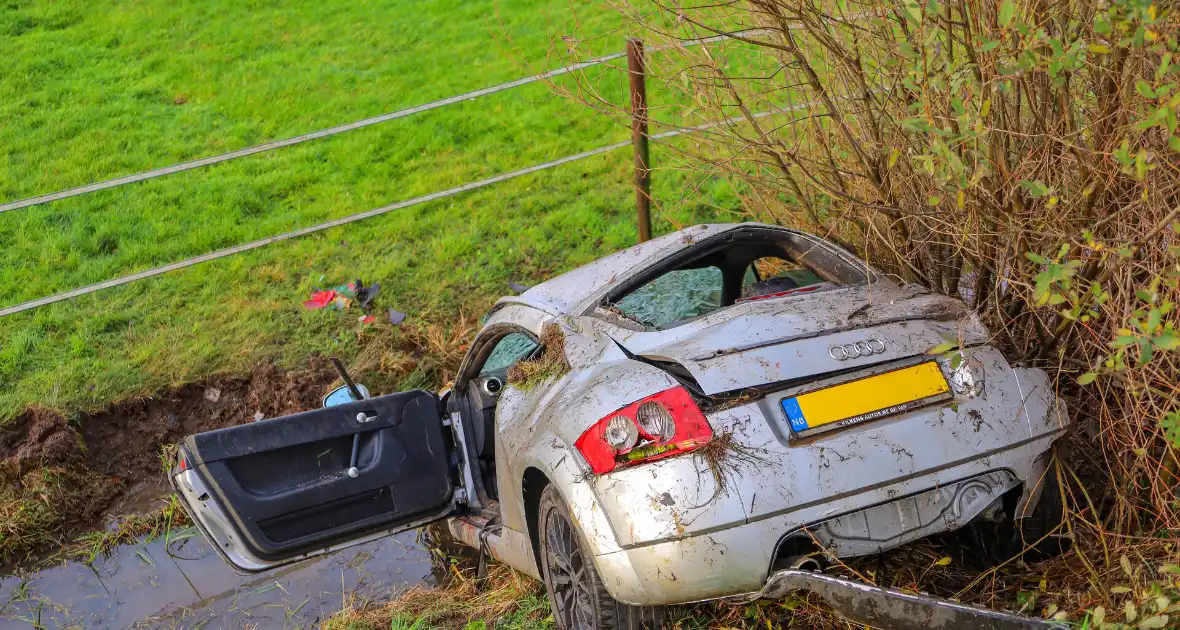 Auto te water in ongeval - Foto 3