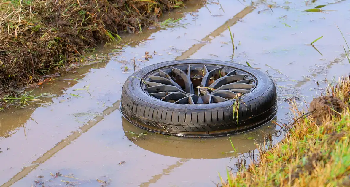 Auto te water in ongeval - Foto 4