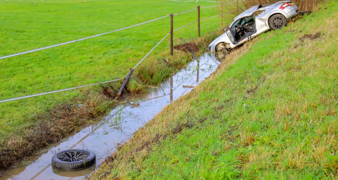 Auto te water in ongeval - Foto 5
