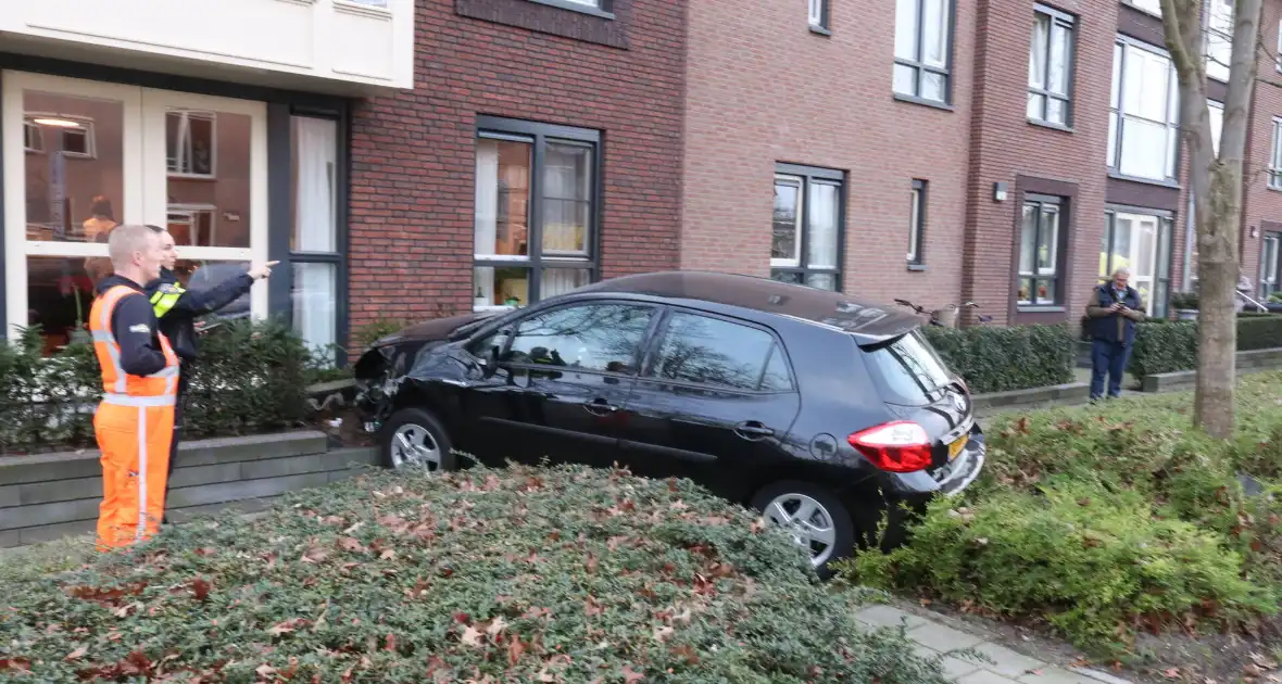 Bestuurder verliest controle over auto - Foto 2