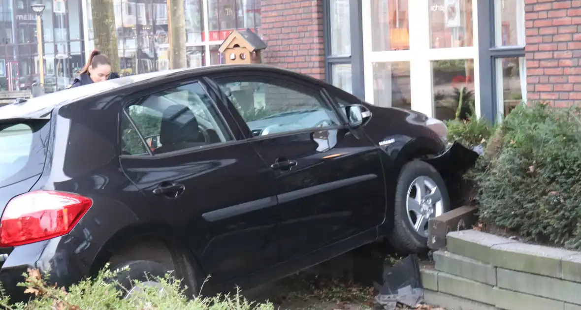 Bestuurder verliest controle over auto - Foto 3