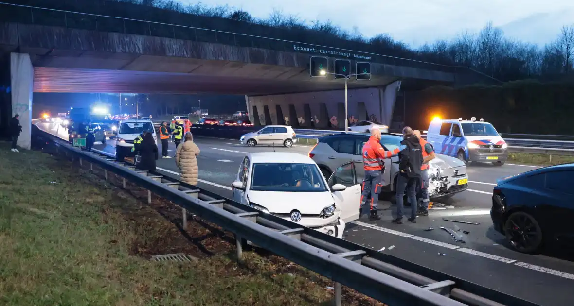 Zes voertuigen betrokken bij kettingbotsing op snelweg