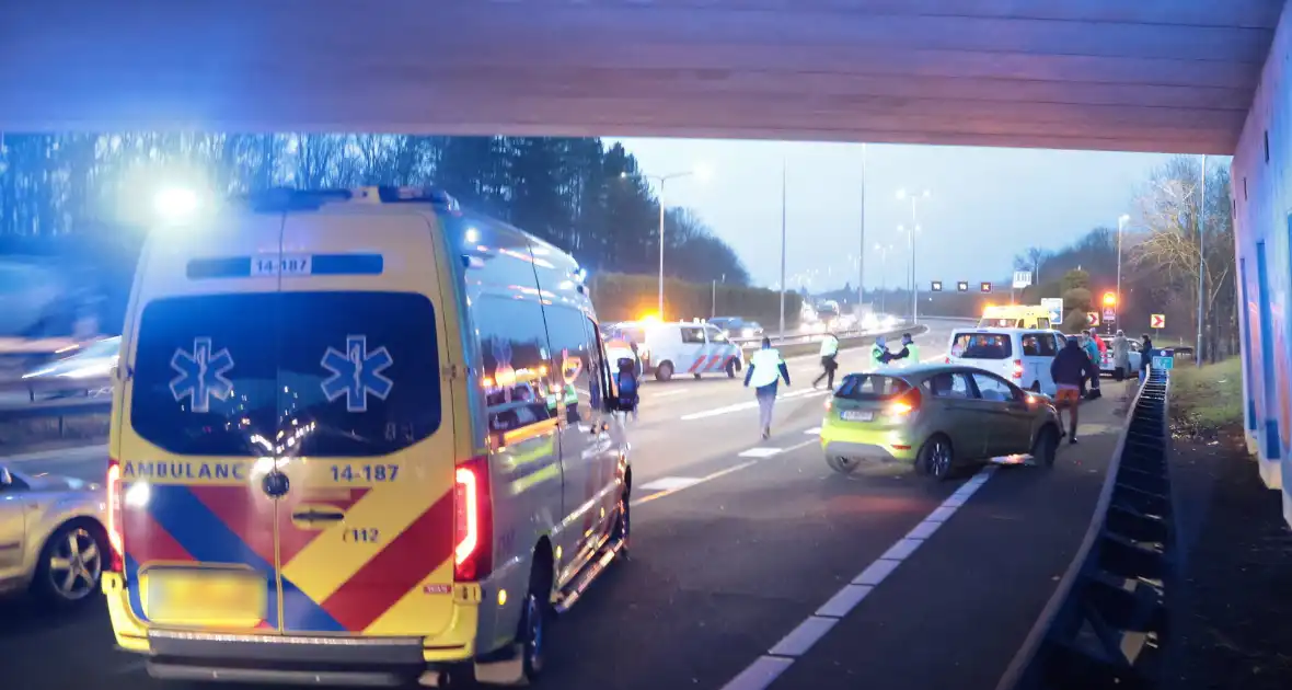 Zes voertuigen betrokken bij kettingbotsing op snelweg - Foto 1