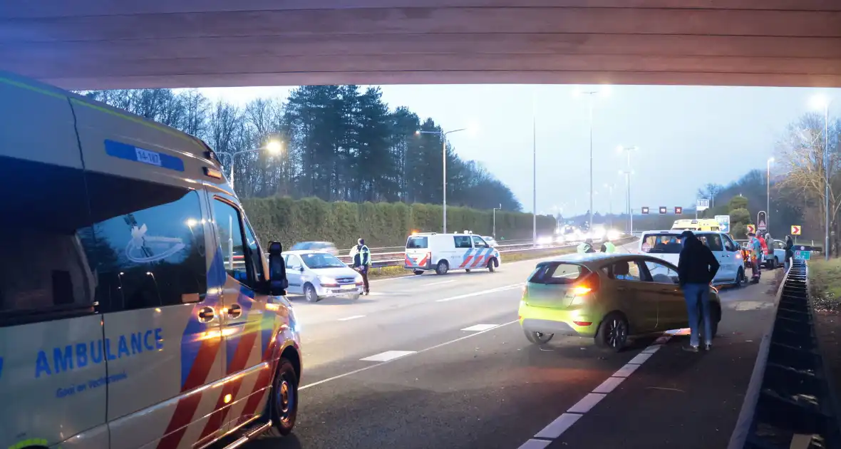 Zes voertuigen betrokken bij kettingbotsing op snelweg - Foto 2