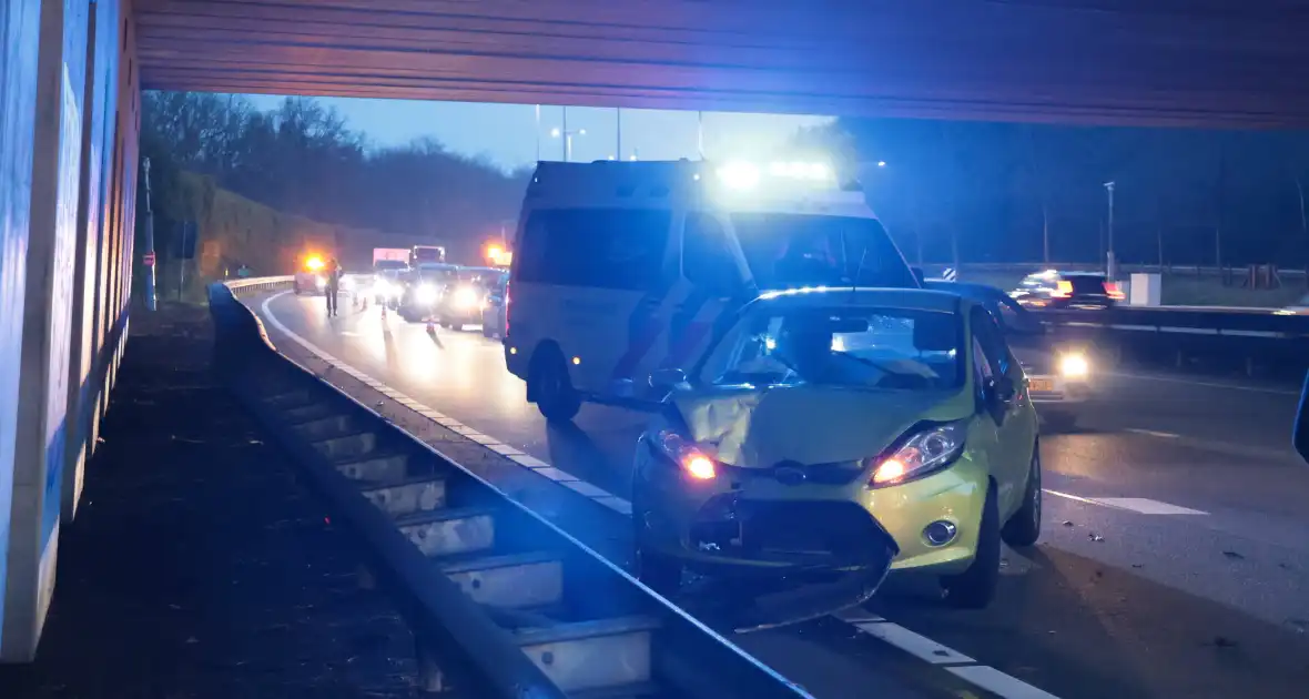 Zes voertuigen betrokken bij kettingbotsing op snelweg - Foto 3