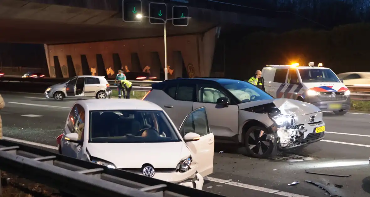 Zes voertuigen betrokken bij kettingbotsing op snelweg - Foto 5