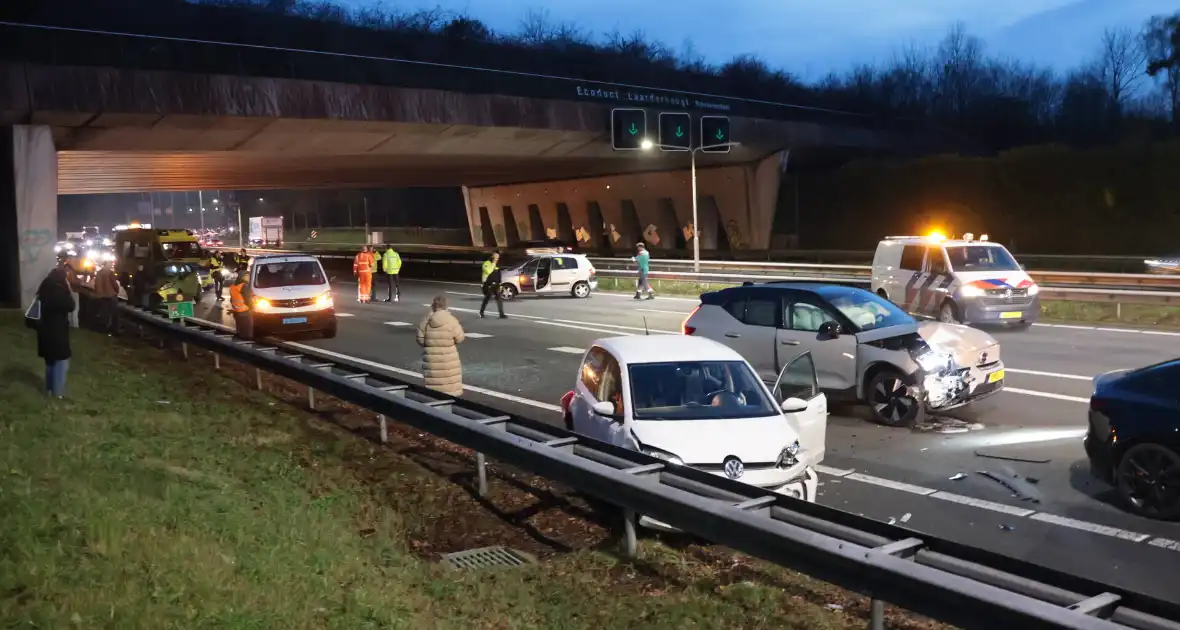 Zes voertuigen betrokken bij kettingbotsing op snelweg - Foto 6