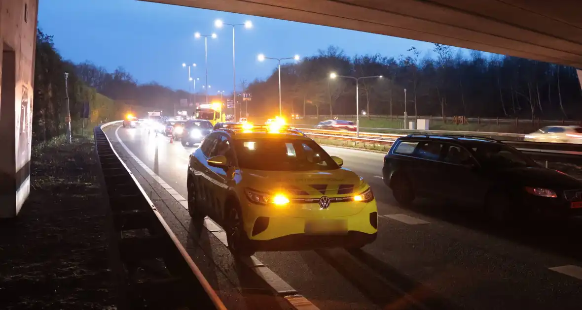 Zes voertuigen betrokken bij kettingbotsing op snelweg - Foto 7