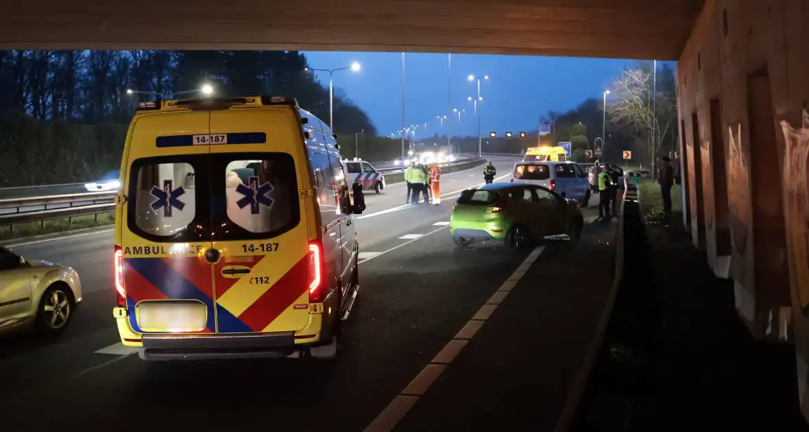 Zes voertuigen betrokken bij kettingbotsing op snelweg - Foto 8