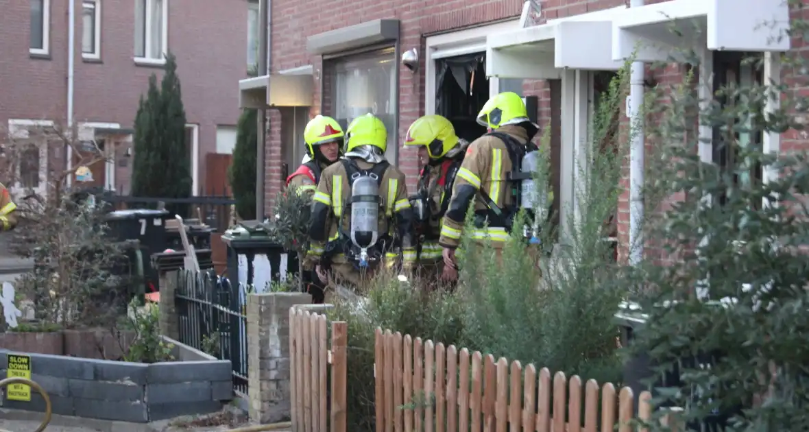 Brandweer schaalde op na melding woningbrand - Foto 7