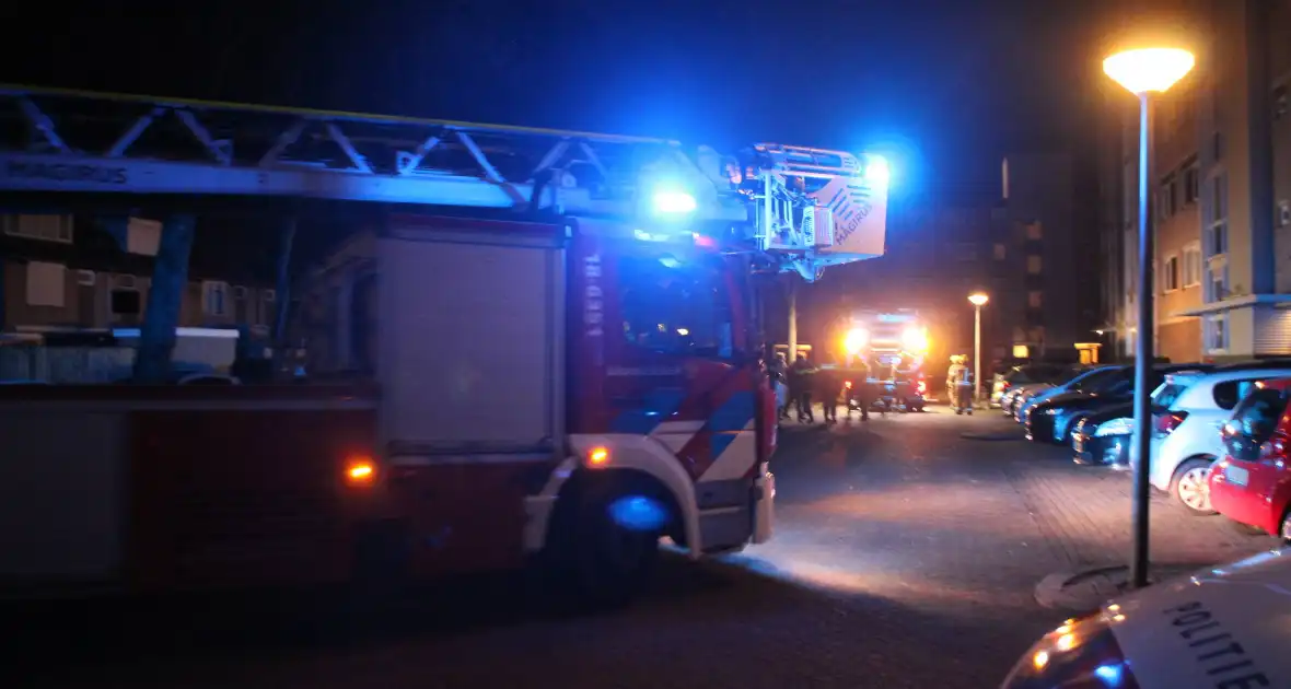 Brand in flatwoning leidt tot inzet brandweer