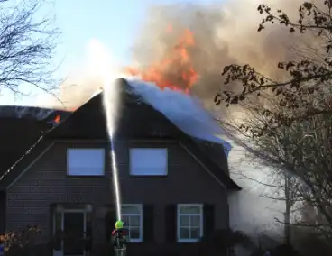 Grote woningbrand verwoest pand met rieten kap