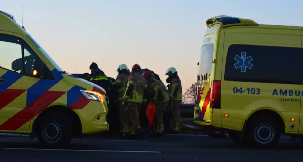 Verkeersongeval door loslopende hond op snelweg - Foto 4