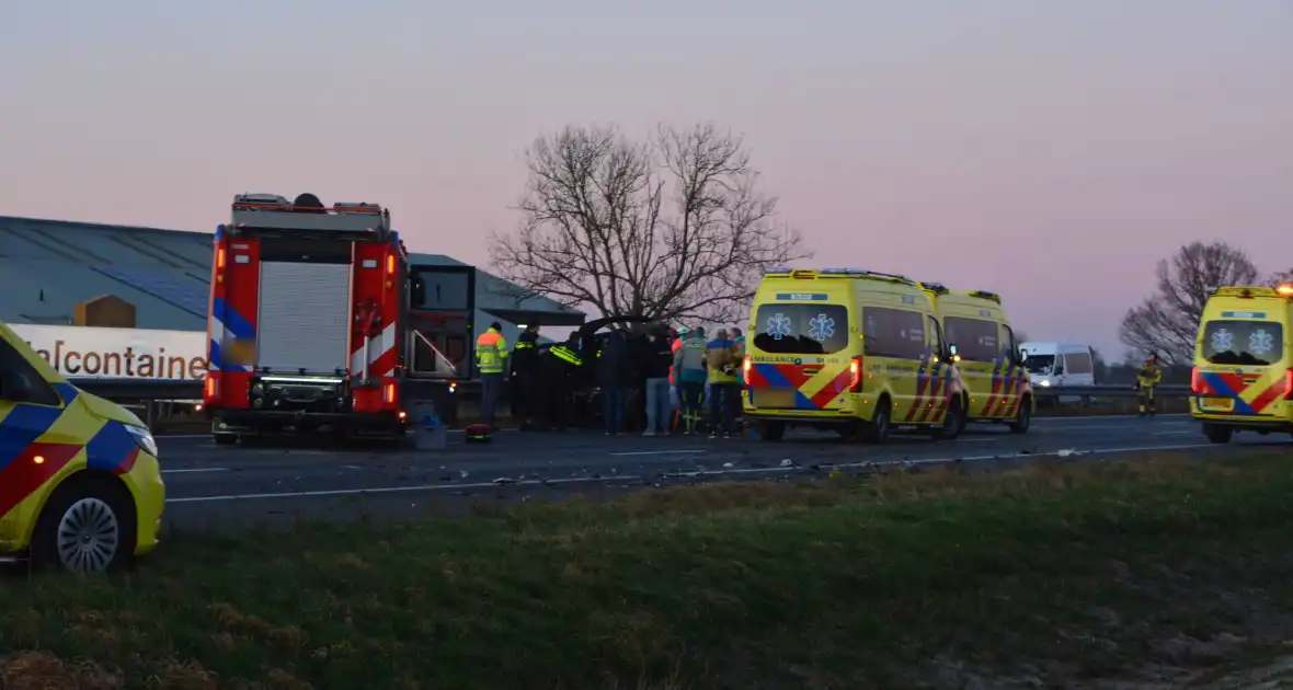 Verkeersongeval door loslopende hond op snelweg - Foto 5