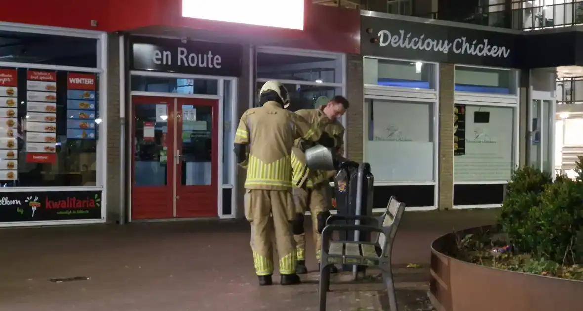 Jongeren steken prullenbak in brand