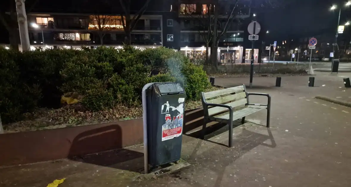 Jongeren steken prullenbak in brand - Foto 1