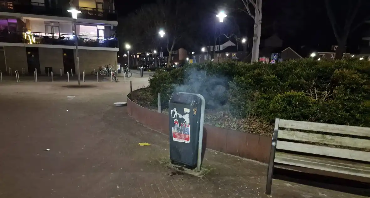 Jongeren steken prullenbak in brand - Foto 2