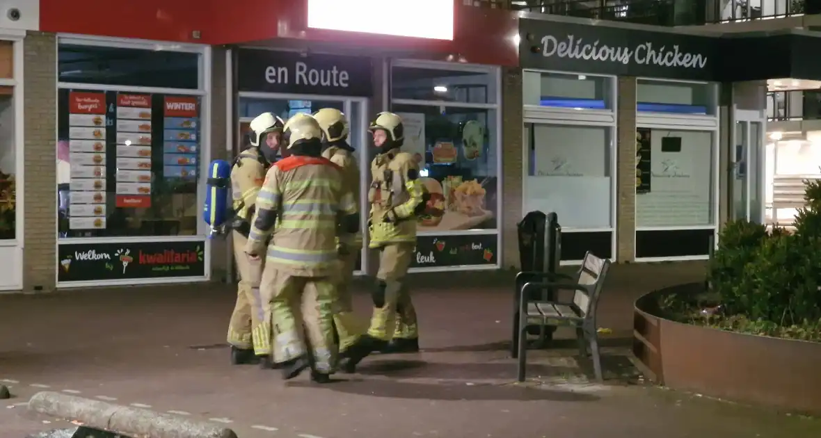 Jongeren steken prullenbak in brand - Foto 4