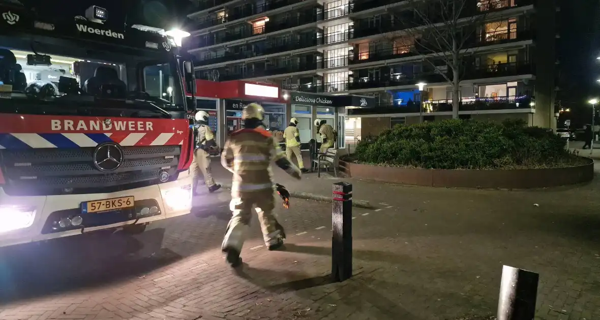 Jongeren steken prullenbak in brand - Foto 5