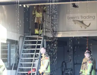 Brandweer sluit gesprongen waterleiding af