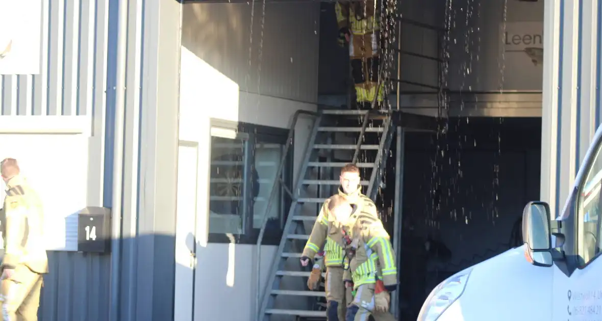 Brandweer sluit gesprongen waterleiding af - Foto 1