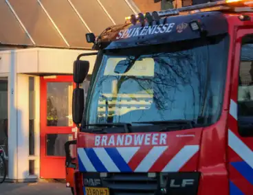 Vuurwerk ontploft in portiek, brandweer en politie doen onderzoek
