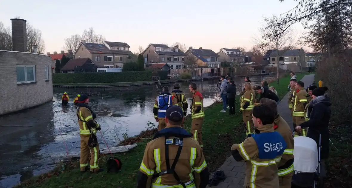 Eend vast op ijs krijgt hulp - Foto 4