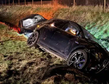 Auto's belanden in greppel naast snelweg