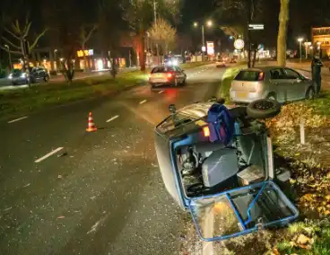 Invalidevoertuig over de zijkant na harde botsing