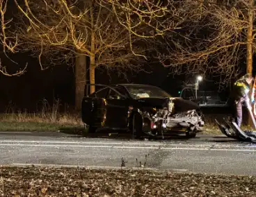 Gewonde en forse schade aan boom, paal en auto