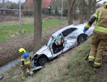 Zwaargewonde bij ongeval met auto tegen boom