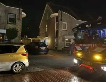 Brandweer controleert kachelpijp in achtertuin