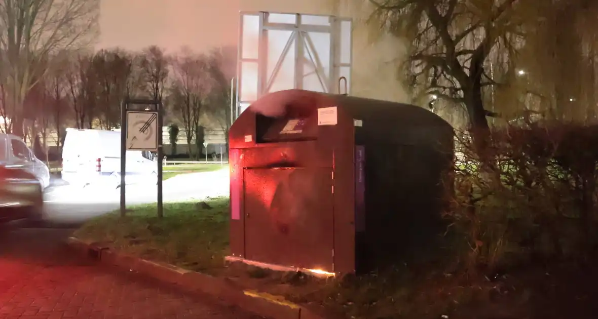 Kledingcontainer in brand door vuurwerk