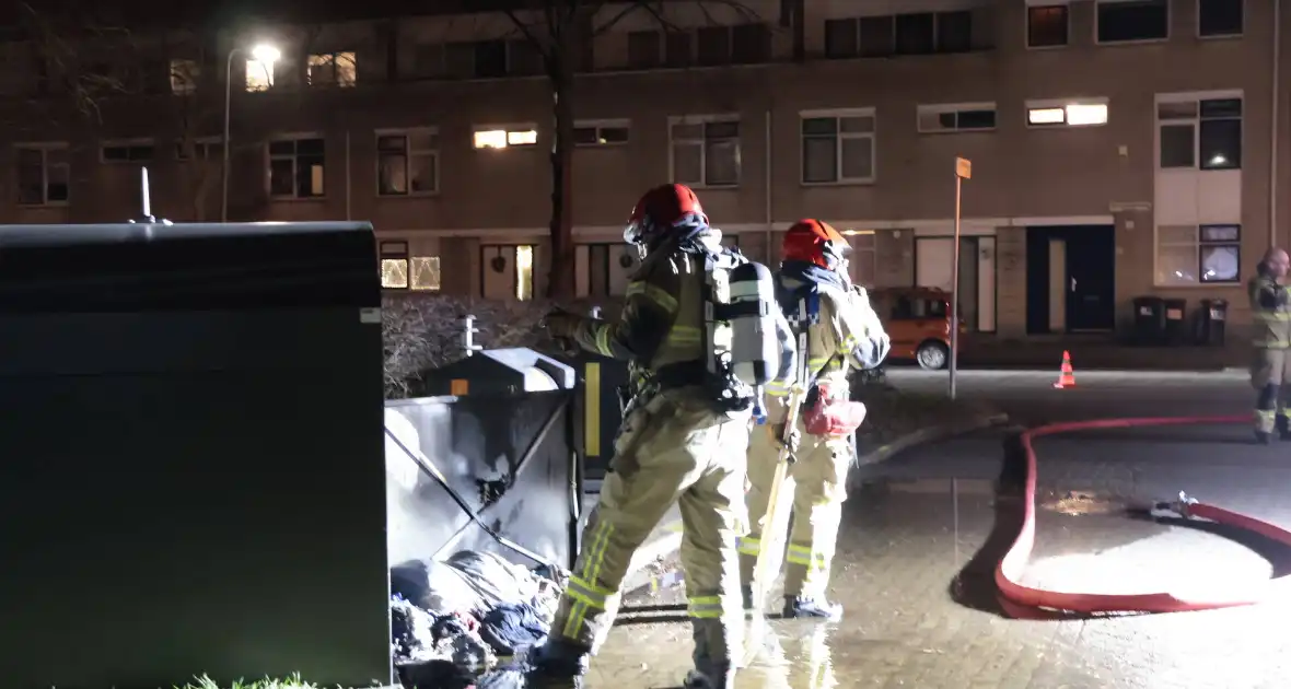 Kledingcontainer in brand door vuurwerk - Foto 1