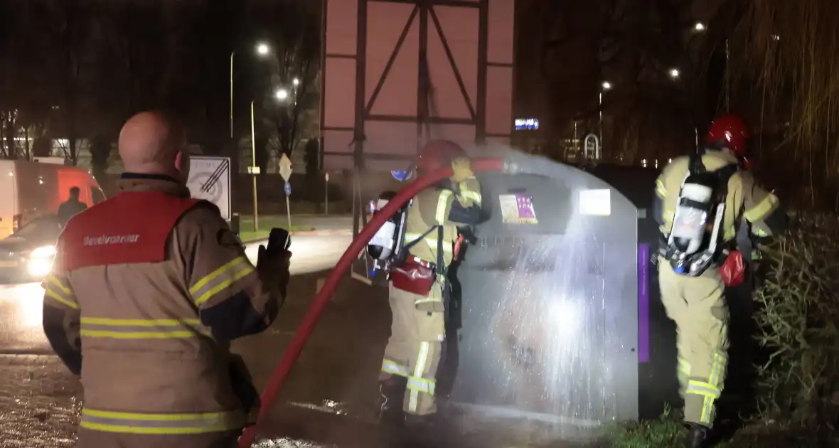 Kledingcontainer in brand door vuurwerk - Foto 10