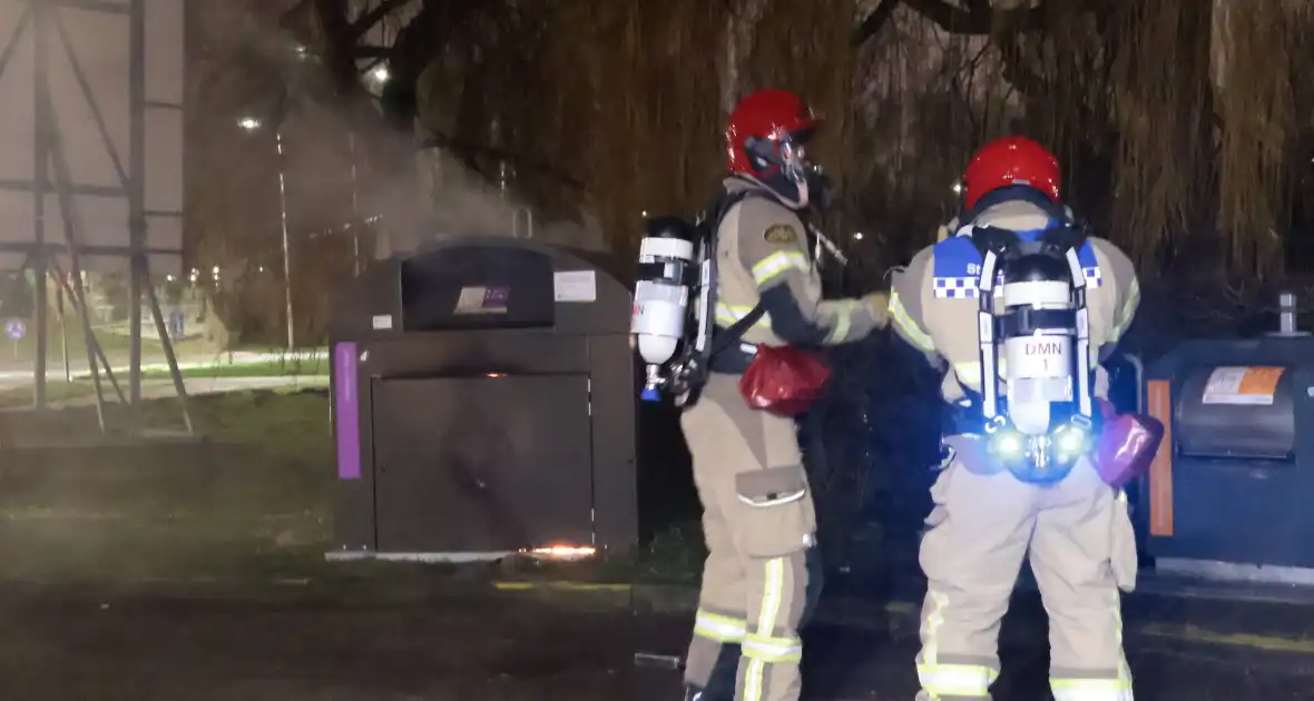 Kledingcontainer in brand door vuurwerk - Foto 13