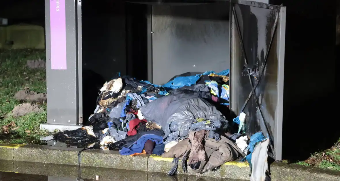 Kledingcontainer in brand door vuurwerk - Foto 15