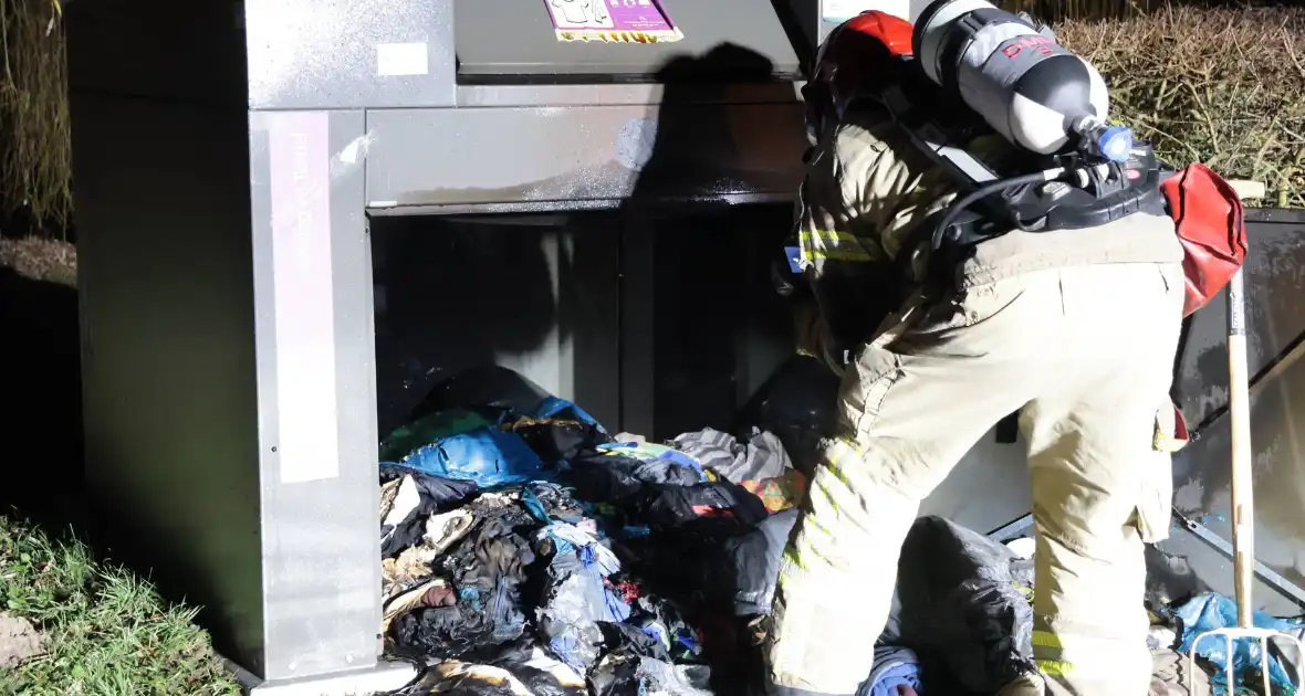 Kledingcontainer in brand door vuurwerk - Foto 2
