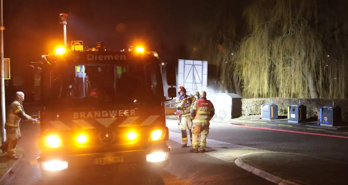 Kledingcontainer in brand door vuurwerk - Foto 3