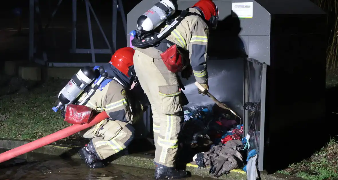 Kledingcontainer in brand door vuurwerk - Foto 4