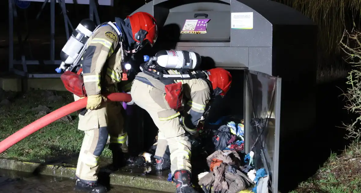 Kledingcontainer in brand door vuurwerk - Foto 5