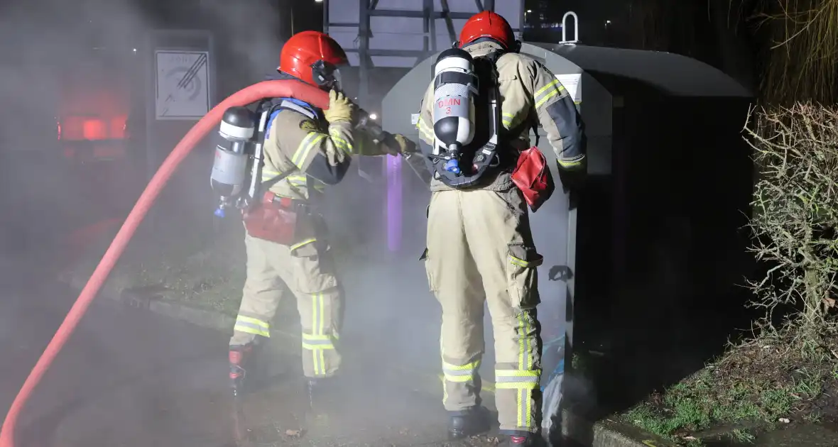Kledingcontainer in brand door vuurwerk - Foto 7