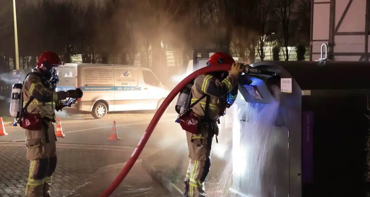 Kledingcontainer in brand door vuurwerk - Foto 8