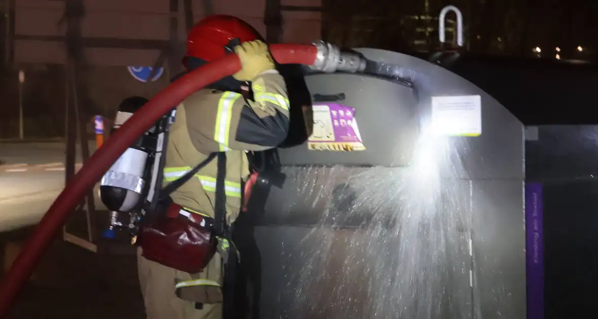 Kledingcontainer in brand door vuurwerk - Foto 9