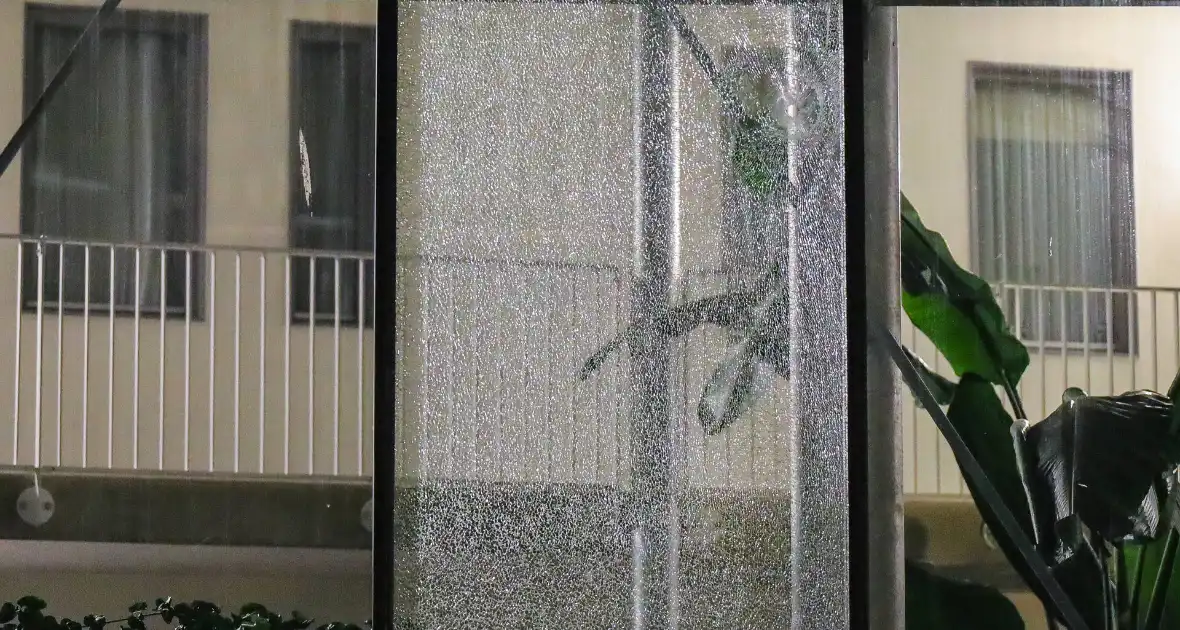 Explosie op galerij appartementencomplex na schietincident - Foto 2
