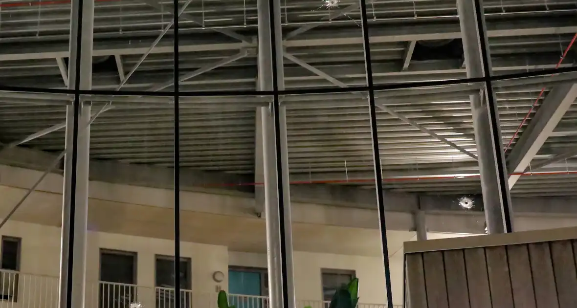 Explosie op galerij appartementencomplex na schietincident - Foto 3