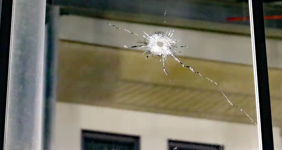 Explosie op galerij appartementencomplex na schietincident - Foto 4