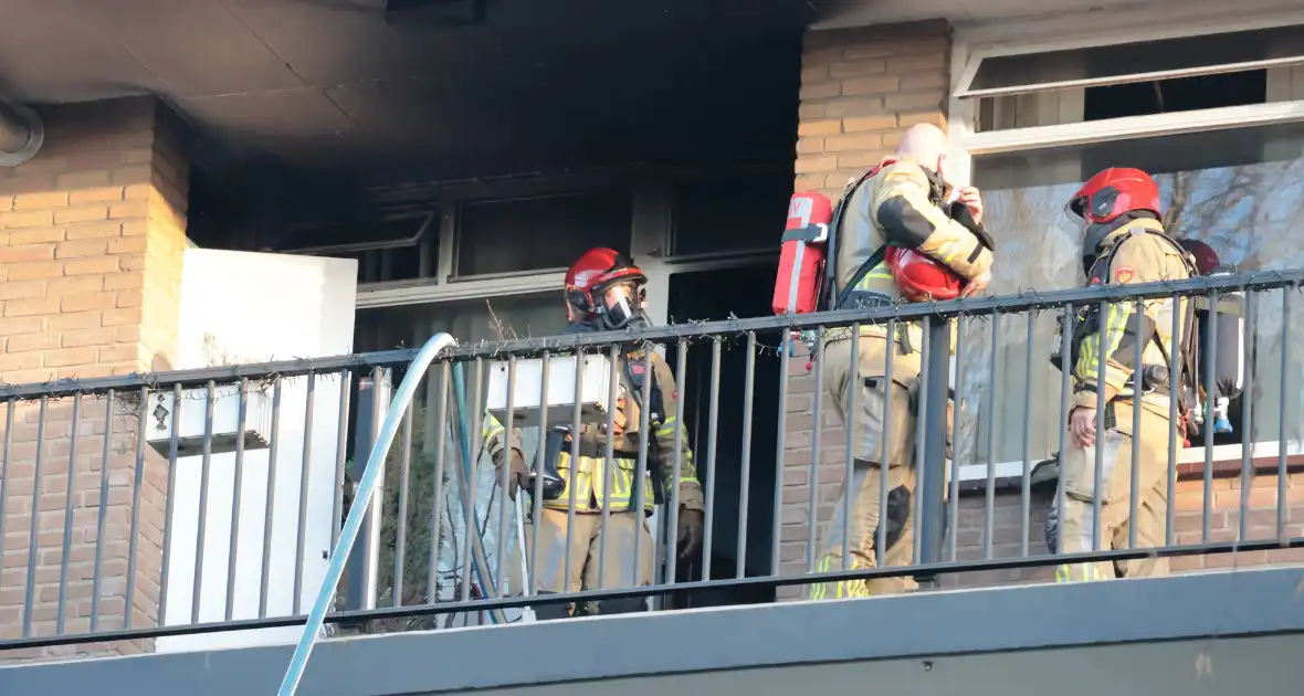 Brand in flatwoning leidt tot zwaargewonde - Foto 1