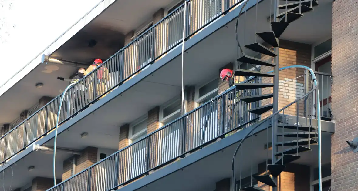 Brand in flatwoning leidt tot zwaargewonde - Foto 15